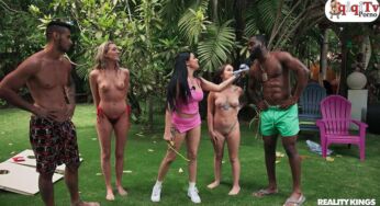 Havuz partisinde para karşılığı soyundular